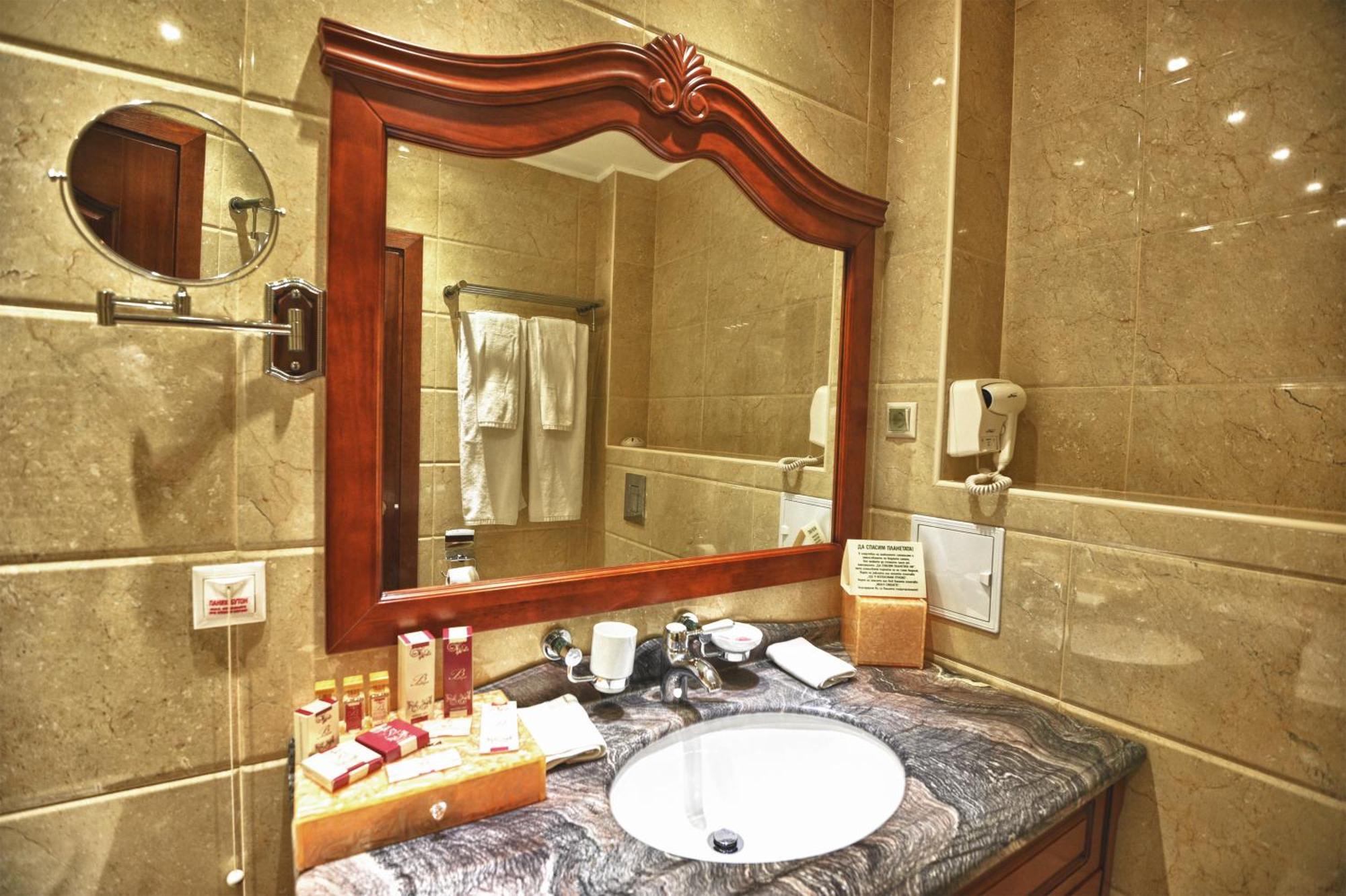 Park Hotel Stara Zagora Exterior foto Bathroom mirror
