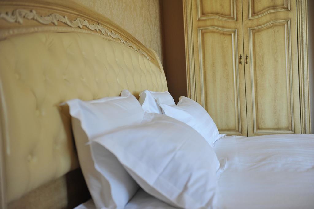 Park Hotel Stara Zagora Habitación foto Pillows on a bed