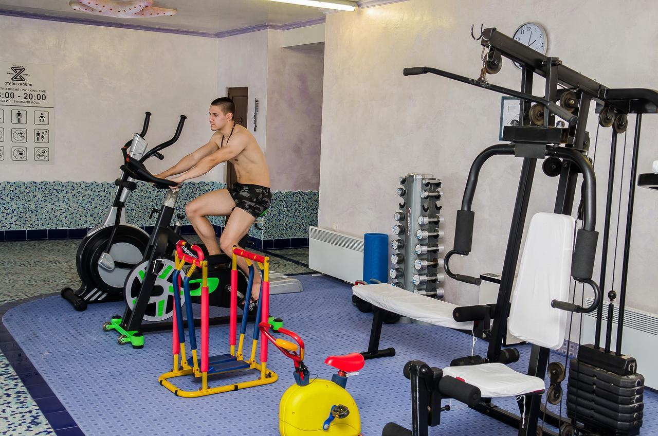 Park Hotel Stara Zagora Exterior foto A man on a stationary bicycle